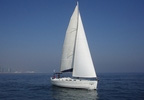 Paseo en un lujoso velero por la costa de Barcelona