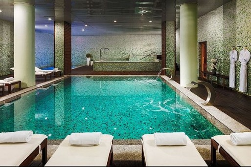 piscina del spa del hotel h10 marina barcelona