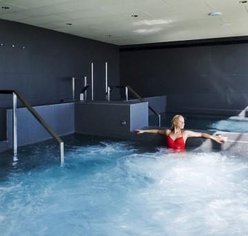 mujer en la zona del club de Aquum Spa & Wellness ubicado en La Pineda, en Tarragona