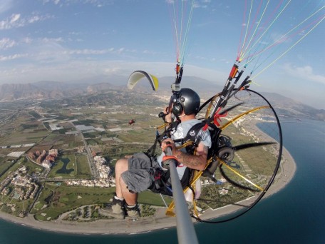 Imagen de una persona volando en paratrike con Parapente Tropical sobre la zona de Granada
