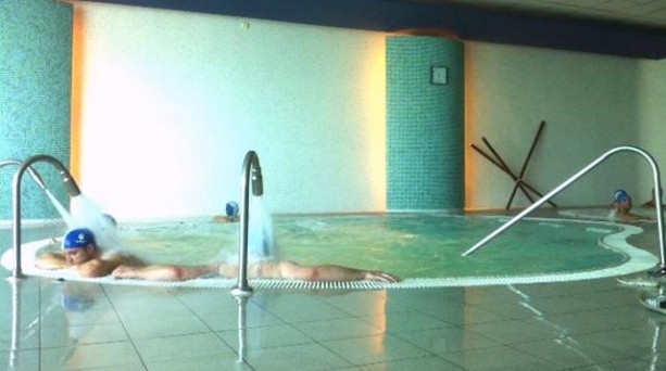 piscina con chorros el spa en Madrid Wellsport Club