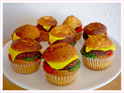 "Cupcake con forma de hamburguesa con queso, lechuga y tomate"