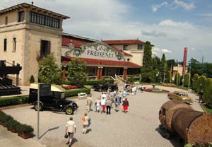 Visita a las cavas Freixenet en Ferrari y Porsche