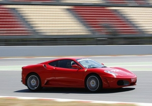 1 vuelta en Ferrari y 1 en Hummer en Cheste o Los Arcos