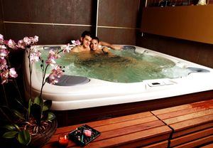 Jacuzzi PRIVADO para 2 con cava y bombones en Auditorium Spa