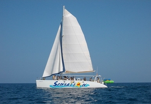 Salida en catamarán en Barcelona: ¡fiesta a bordo!