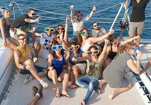 Salida en catamarán en Barcelona: ¡fiesta a bordo!