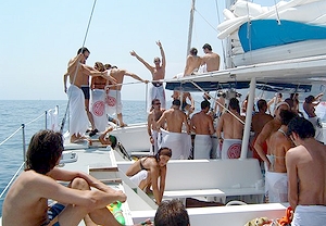 Salida en catamarán en Barcelona: ¡fiesta a bordo!