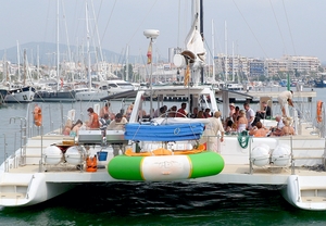 Salida en catamarán en Barcelona: ¡fiesta a bordo!