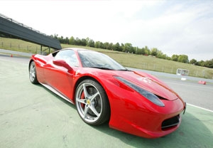 1 vuelta en Ferrari 458 y 1 vuelta en Hummer