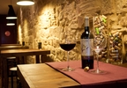 Cata de vinos con tablas para degustar en Zona D'Ombra
