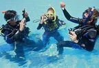 Bautizo de buceo en piscina