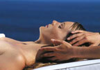 Ritual de belleza facial con perlas de mar