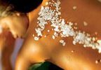 Exfoliación con sales y envoltura de perlas y caviar
