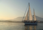 Atardecer romántico en velero con cena y cava SÓLO para 2